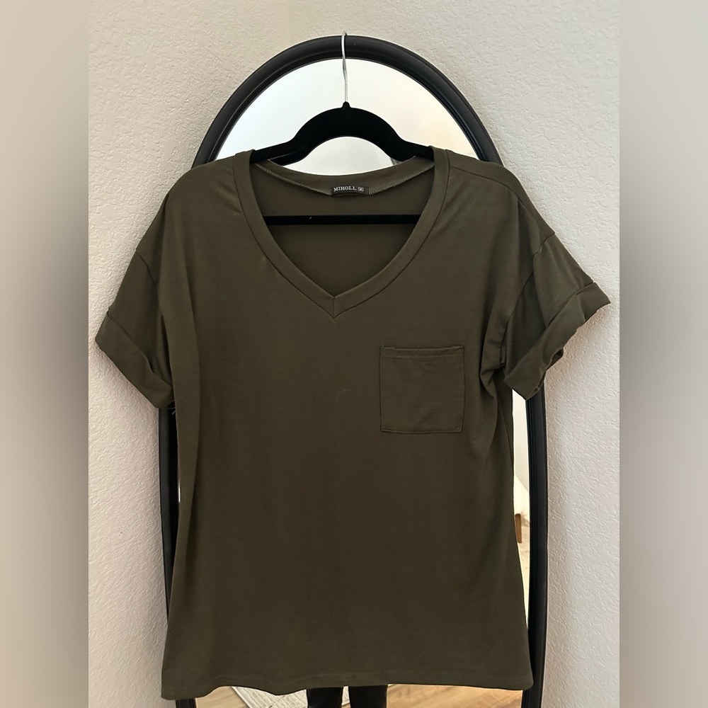 Green pocket tee with cuffed sleeves. Never worn. Size medium.